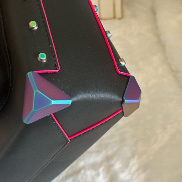 NWT Michael Kors Manhattan Contrast Trim Satchel with Strap. Black - Picture 3 of 14